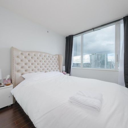 Central 1-Bedroom Apartment With Pool, Jacuzzi & Sauna Vancouver Eksteriør bilde