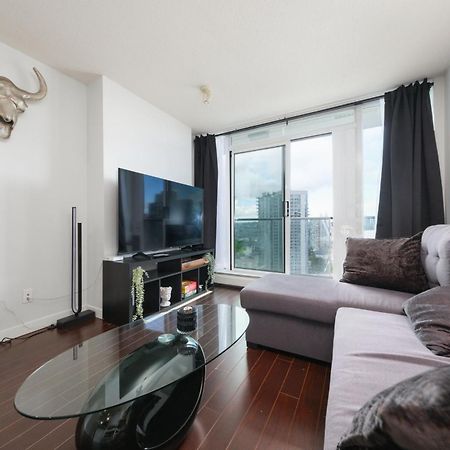 Central 1-Bedroom Apartment With Pool, Jacuzzi & Sauna Vancouver Eksteriør bilde