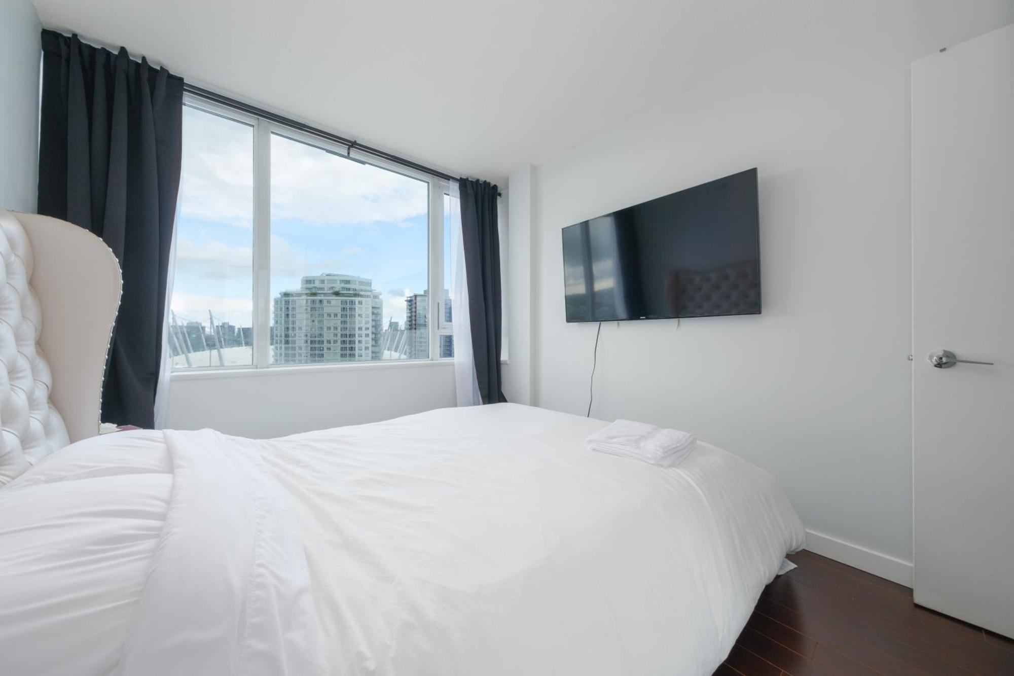 Central 1-Bedroom Apartment With Pool, Jacuzzi & Sauna Vancouver Eksteriør bilde