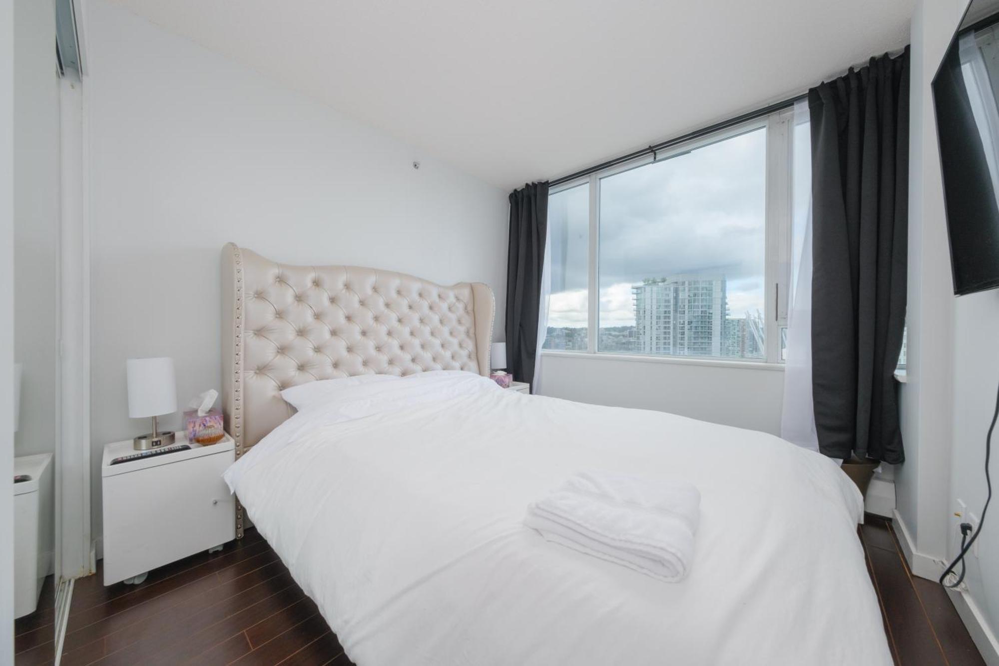 Central 1-Bedroom Apartment With Pool, Jacuzzi & Sauna Vancouver Eksteriør bilde