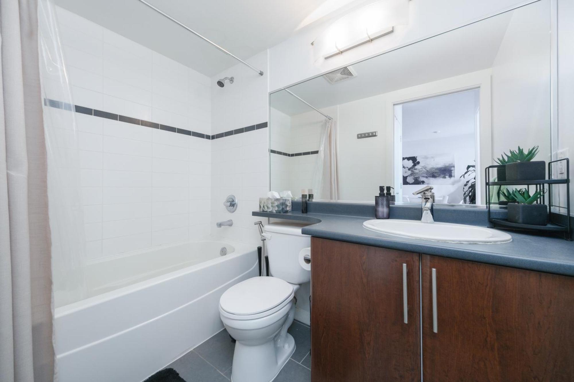 Central 1-Bedroom Apartment With Pool, Jacuzzi & Sauna Vancouver Eksteriør bilde