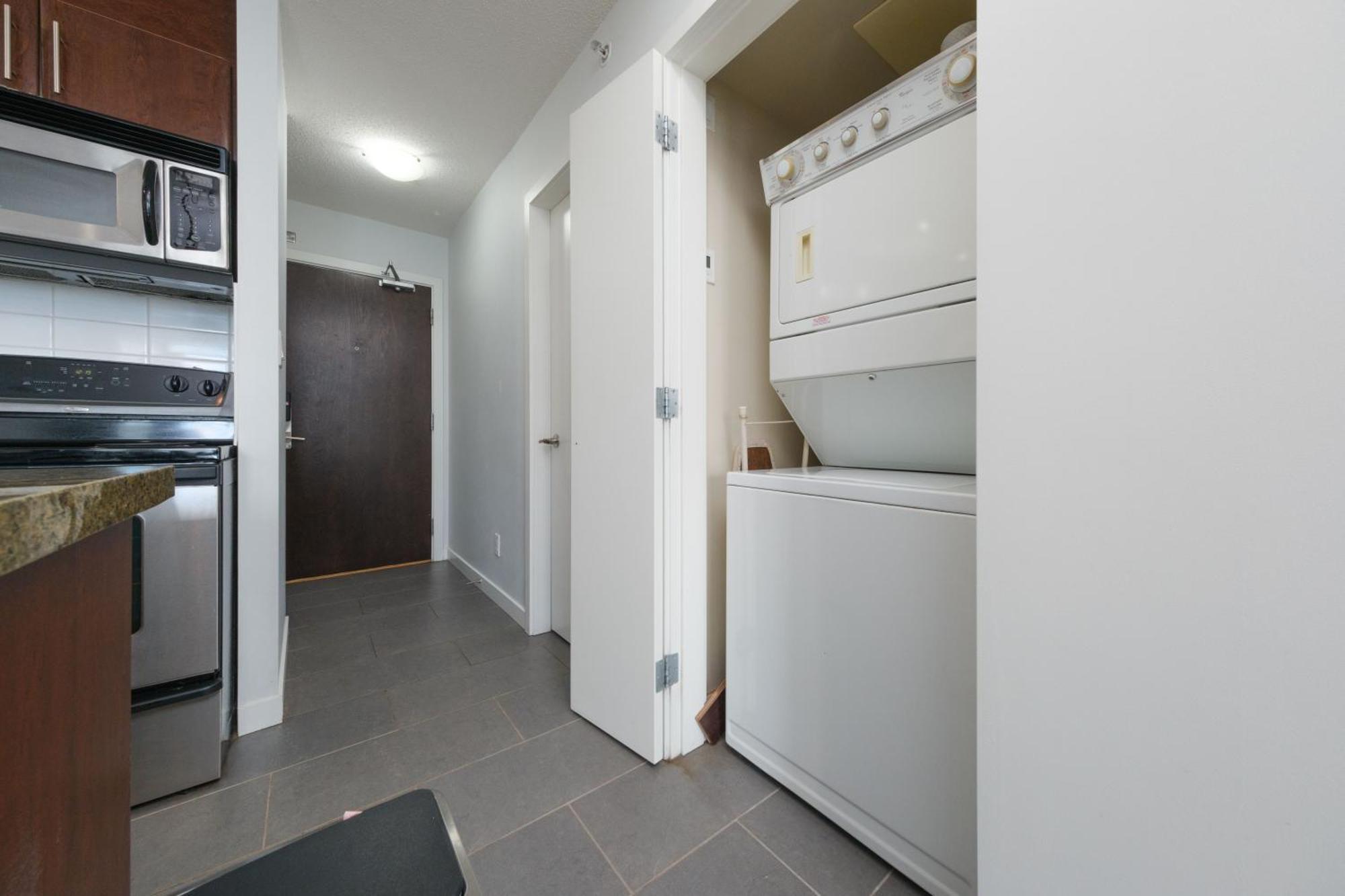 Central 1-Bedroom Apartment With Pool, Jacuzzi & Sauna Vancouver Eksteriør bilde