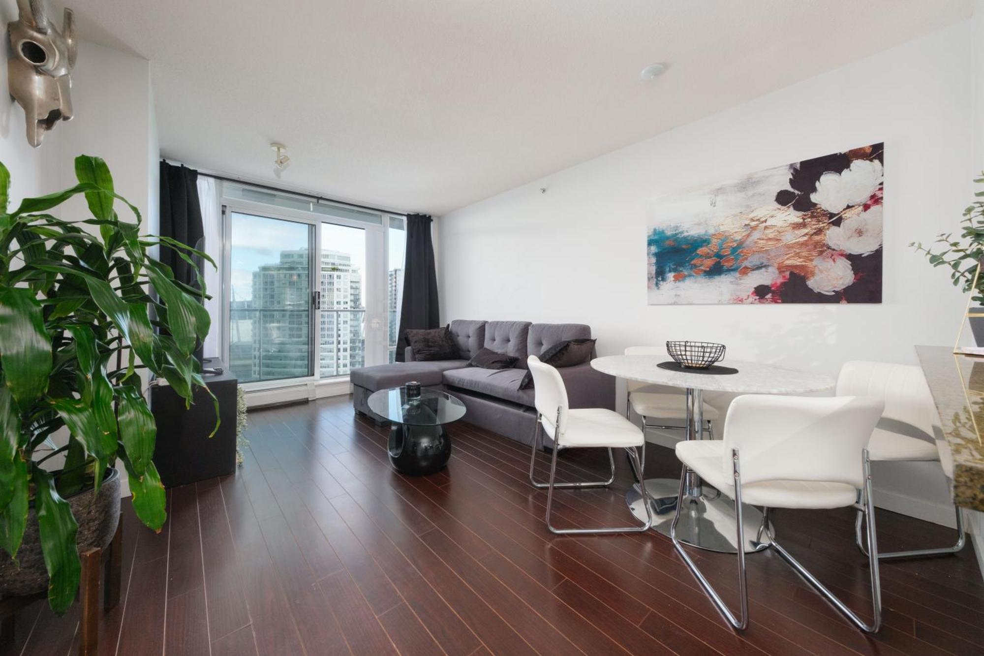 Central 1-Bedroom Apartment With Pool, Jacuzzi & Sauna Vancouver Eksteriør bilde