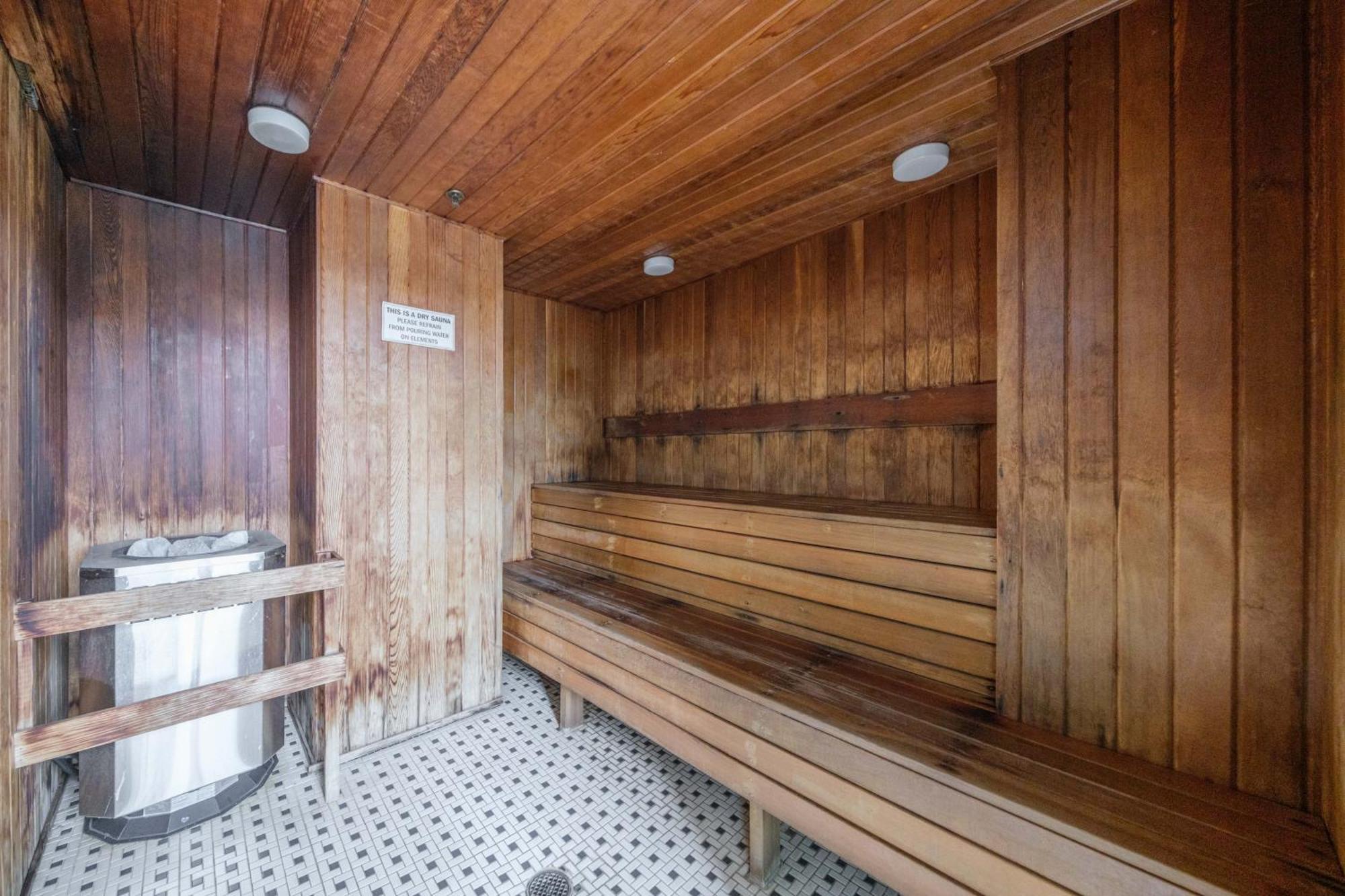 Central 1-Bedroom Apartment With Pool, Jacuzzi & Sauna Vancouver Eksteriør bilde