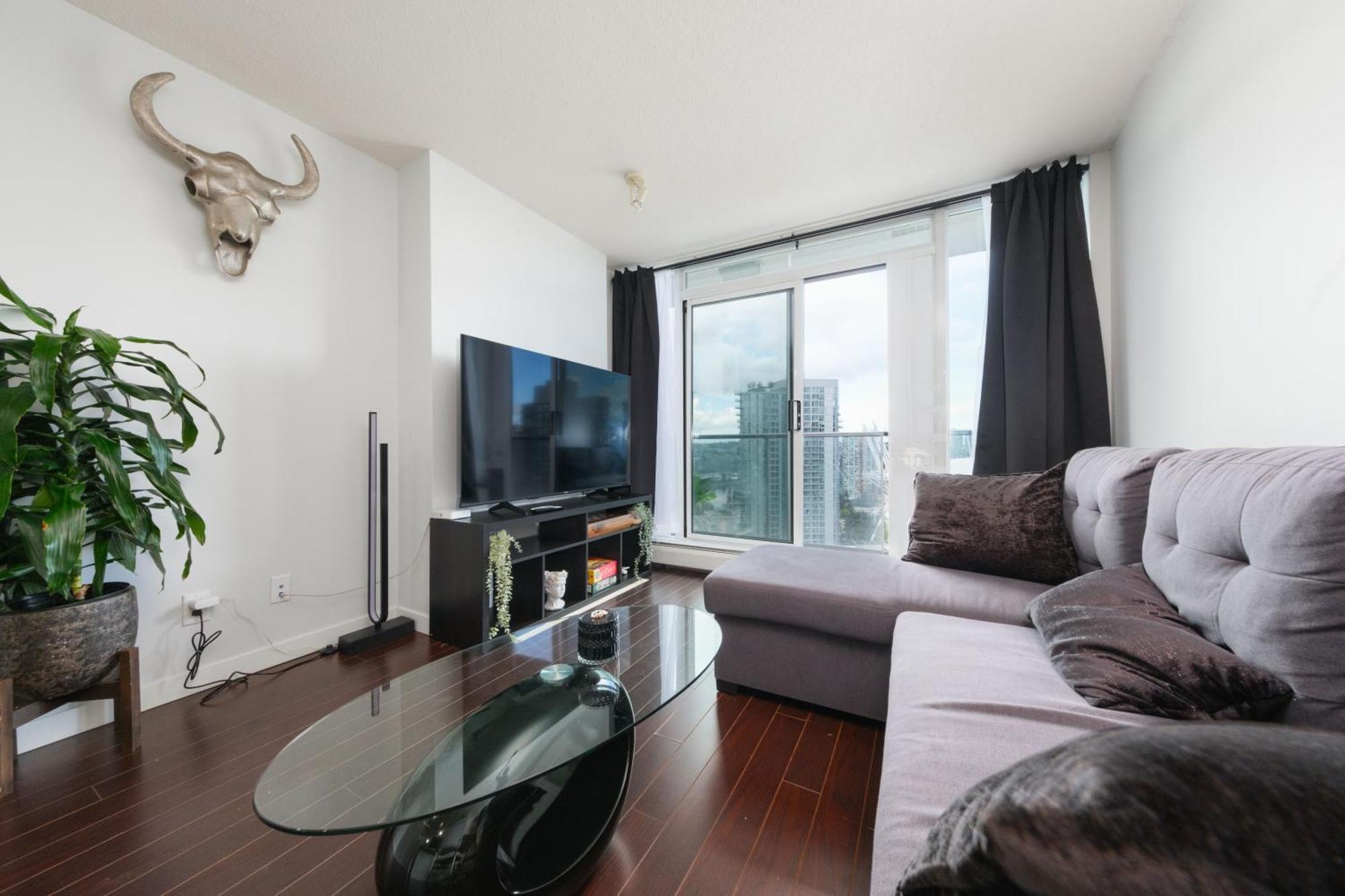 Central 1-Bedroom Apartment With Pool, Jacuzzi & Sauna Vancouver Eksteriør bilde