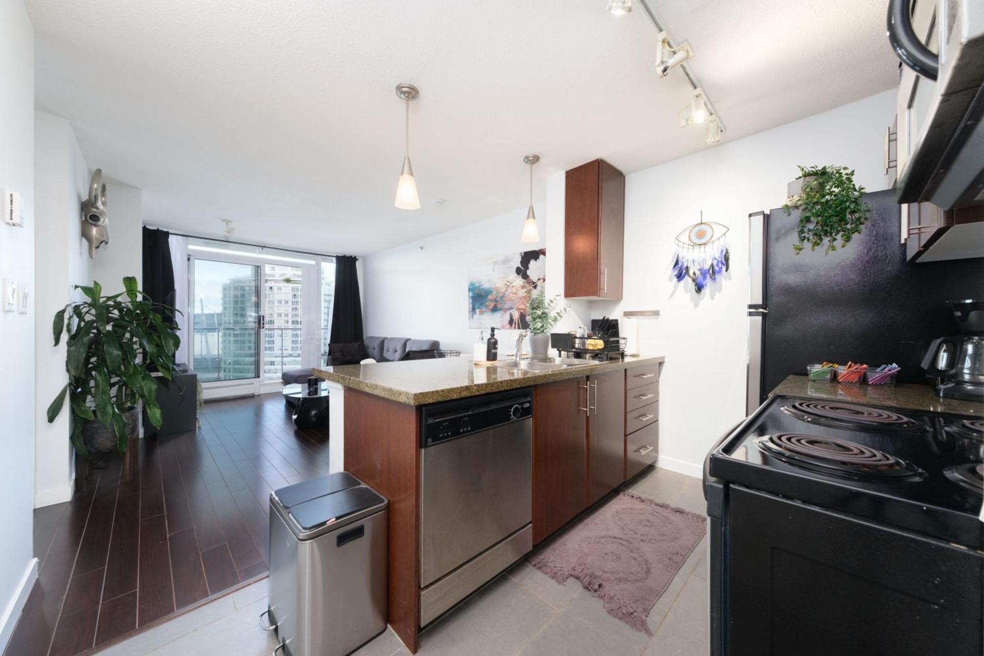 Central 1-Bedroom Apartment With Pool, Jacuzzi & Sauna Vancouver Eksteriør bilde