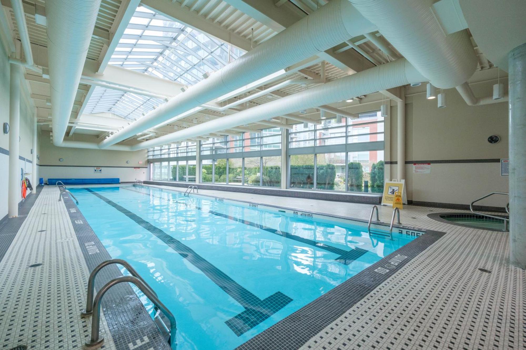 Central 1-Bedroom Apartment With Pool, Jacuzzi & Sauna Vancouver Eksteriør bilde