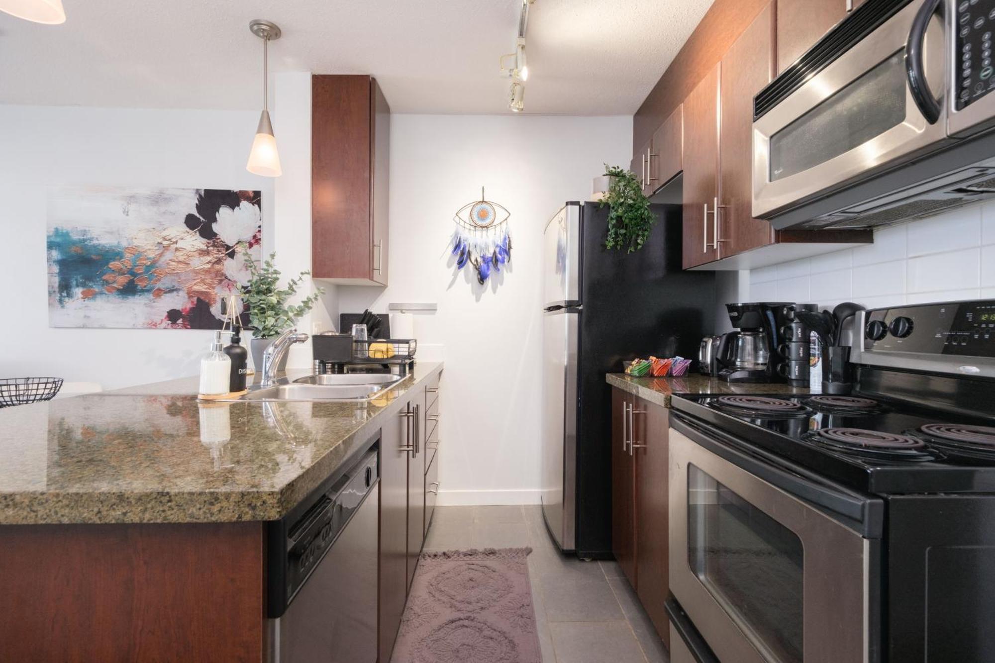 Central 1-Bedroom Apartment With Pool, Jacuzzi & Sauna Vancouver Eksteriør bilde