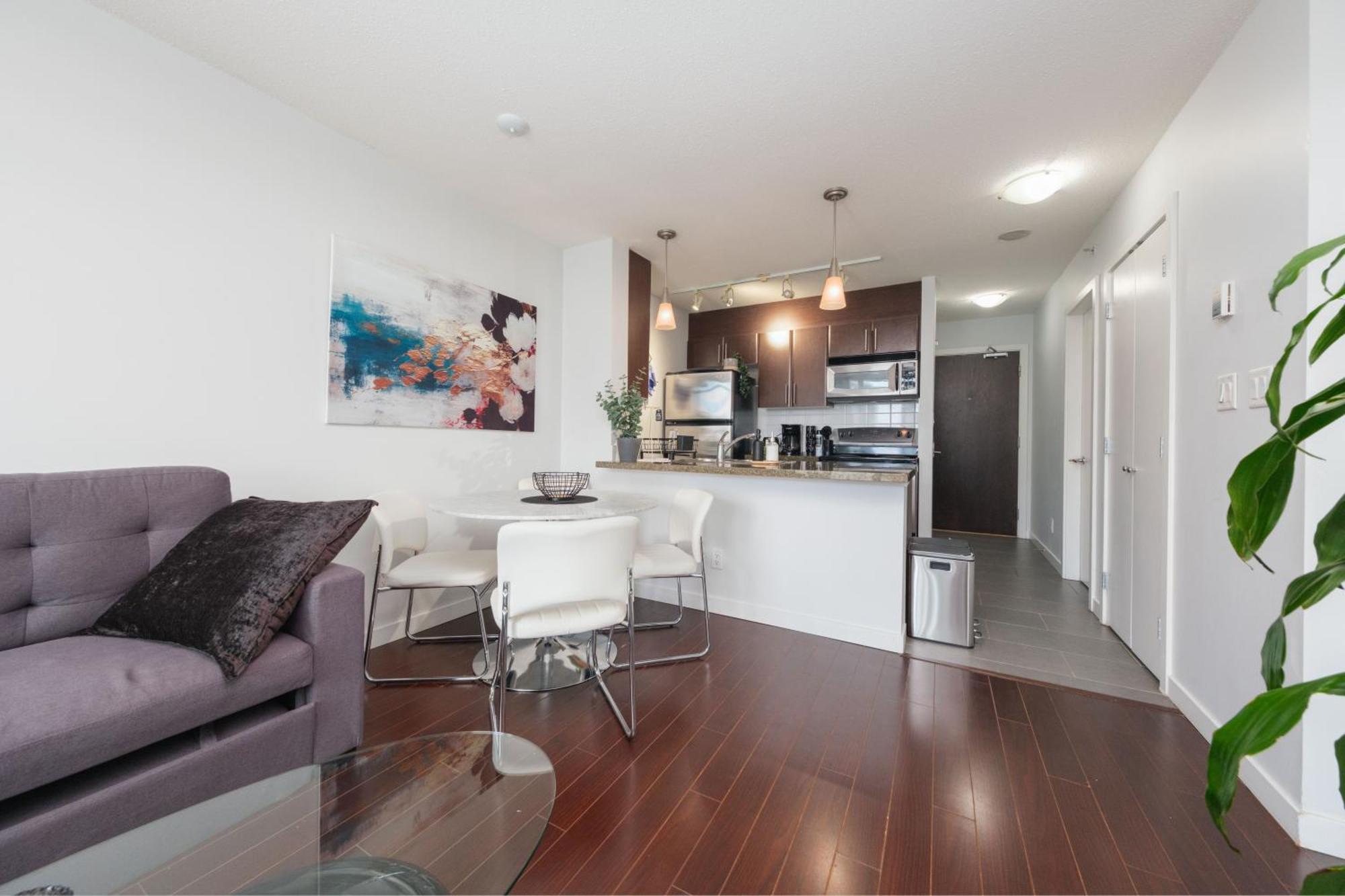 Central 1-Bedroom Apartment With Pool, Jacuzzi & Sauna Vancouver Eksteriør bilde